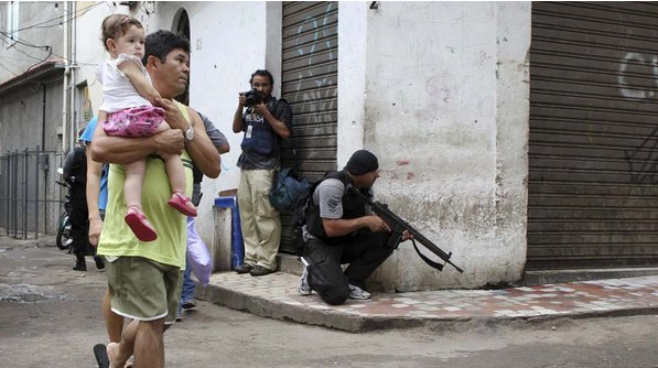 브라질 - ‘범죄와의 전쟁’ 브라질 경찰, 조폭 잡으려다 민간인까지 살해? : vdv.PNG