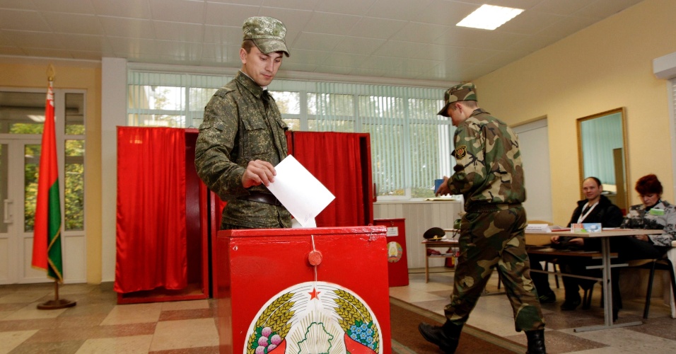 브라질 - 브라질 지방선거 시작…유권자 1억4천만명 : 23set2012---soldados-votam-neste-domingo-23-durante-eleicao-parlamentar-em-posto-de-votacao-em-minsk-na-bielorrussia-1348384871426_956x500.jpg